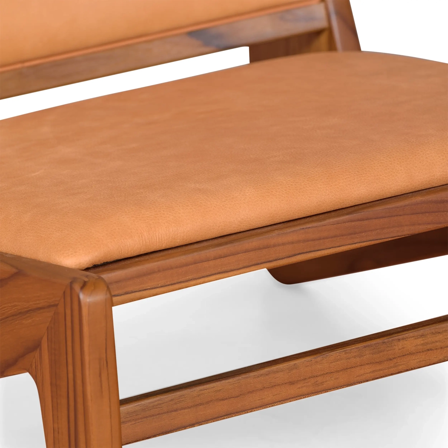 Cadeirão Compass estofado em madeira e couro - Mueble Design