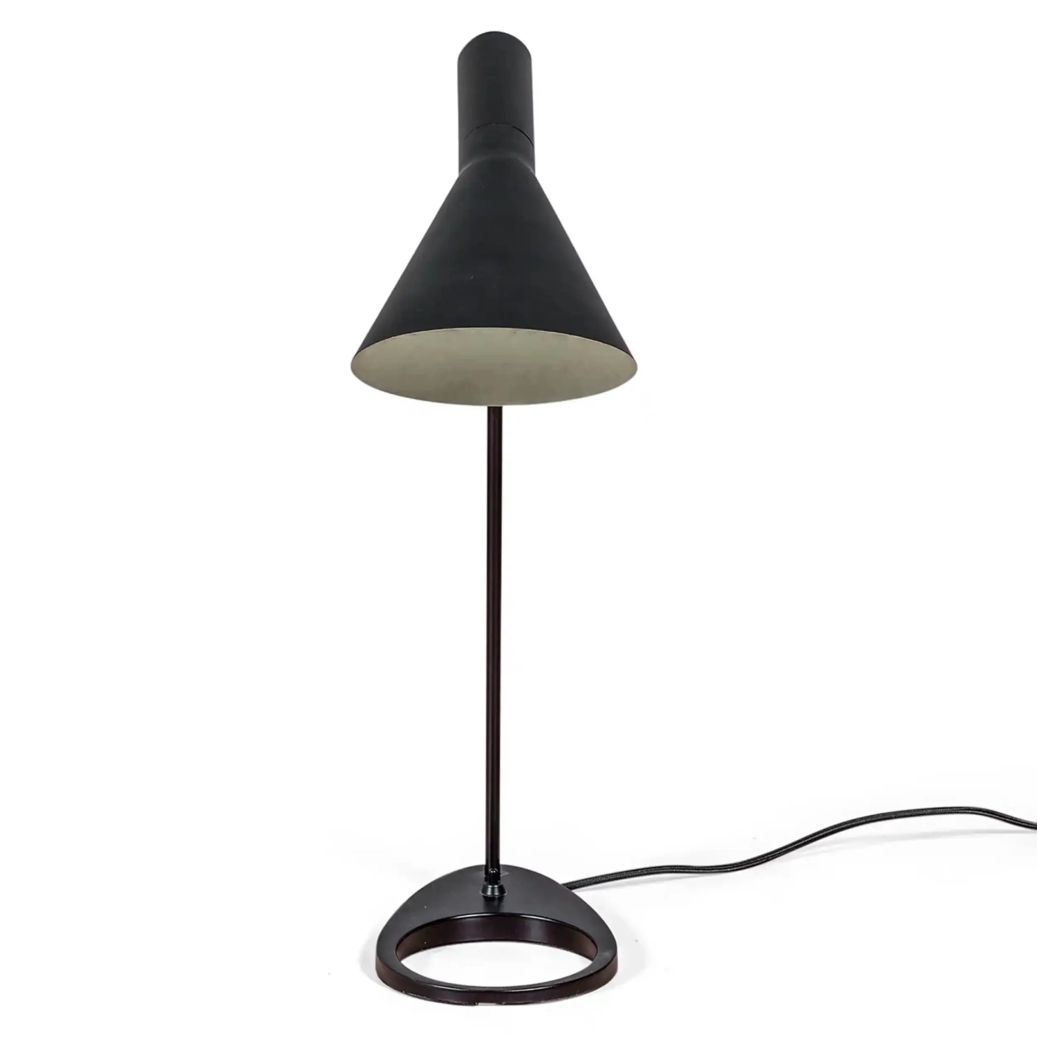 Candeeiro de mesa Jhon: design inspirado em Arne Jacobsen em aço