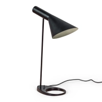 Candeeiro de mesa Jhon: design inspirado em Arne Jacobsen em aço