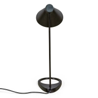 Lampa stołowa Jhon | Stalowy design inspirowany Arne Jacobsenem