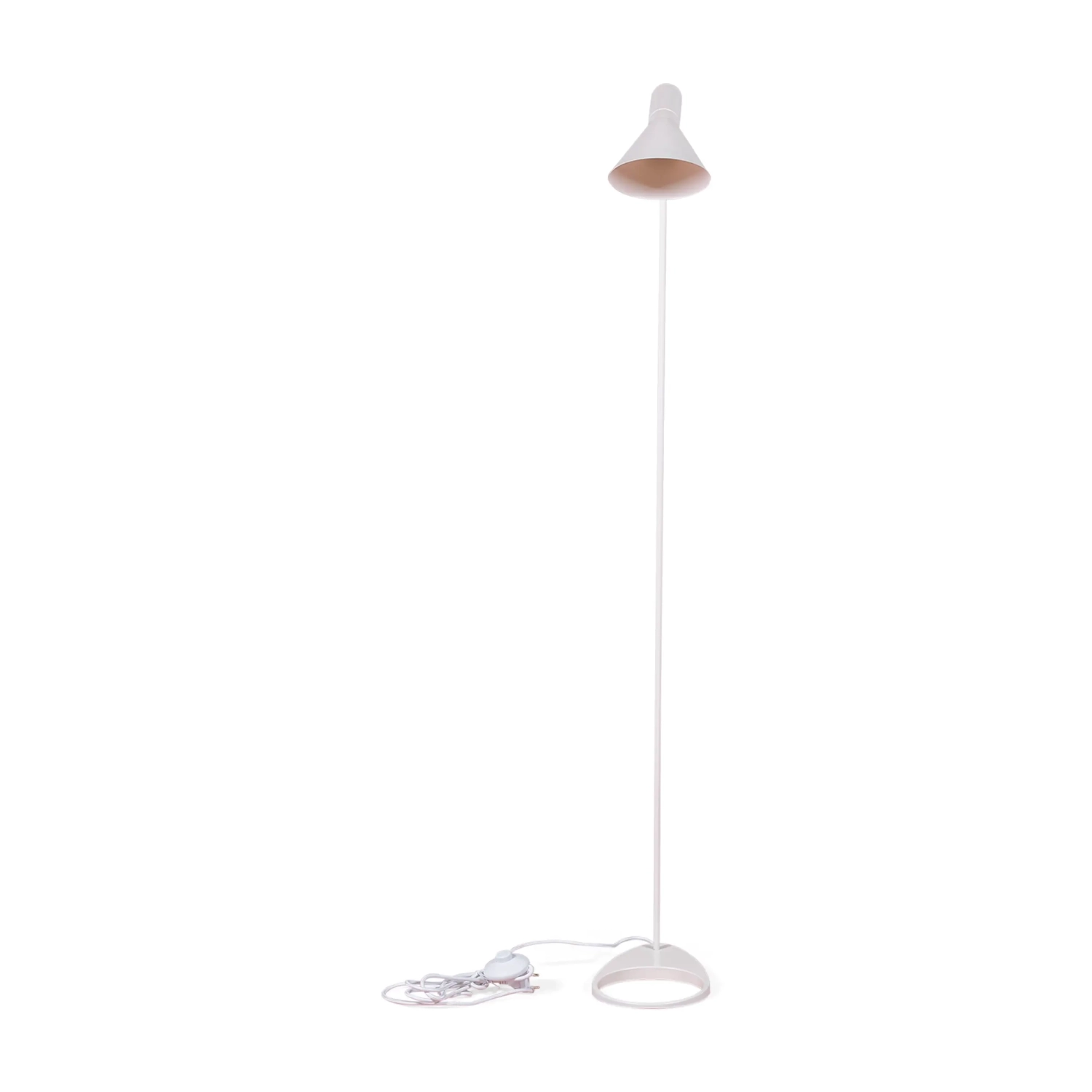 Candeeiro de pé Jhon | Design inspirado em Arne Jacobsen em aço