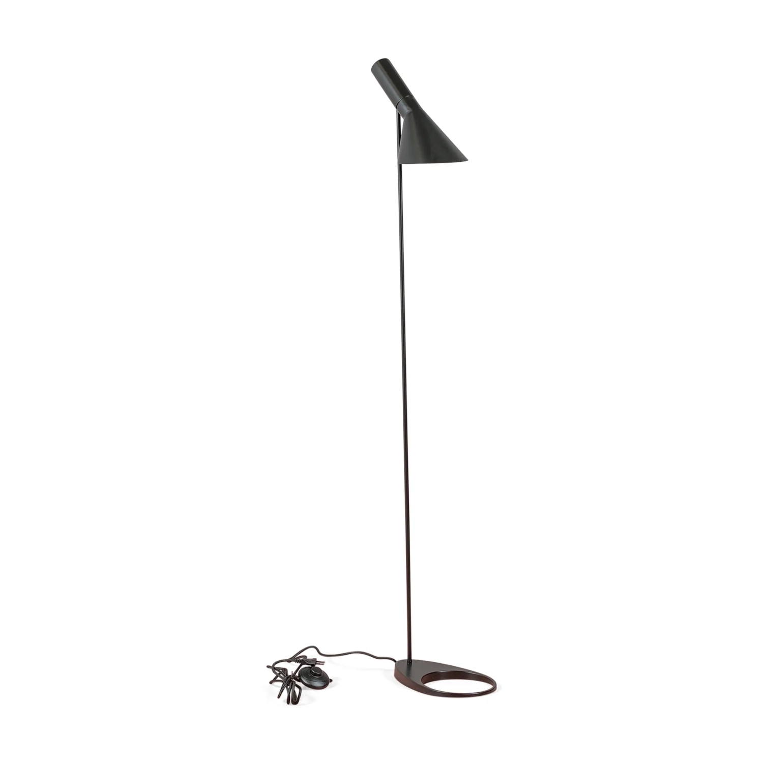 Jhon golvlampa i stål med Arne Jacobsen-inspirerad design