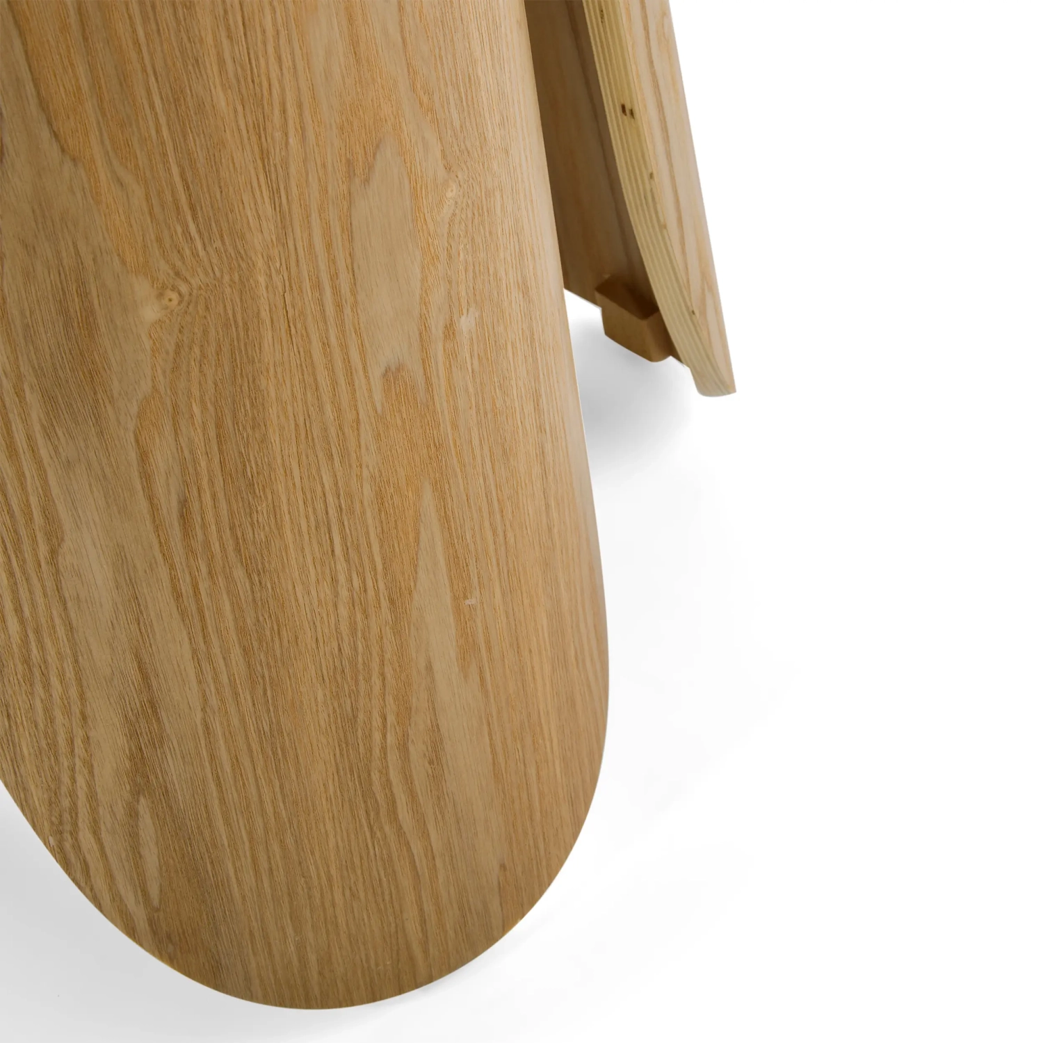 Skandinaviskt runt matbord i ask