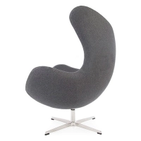 Replika židle na vejce s podnožkou od designéra Arne Jacobsen
