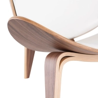 Réplica de la silla Shell Ch07 en madera de nogal