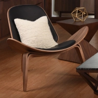 Réplica de la silla Shell Ch07 en madera de nogal