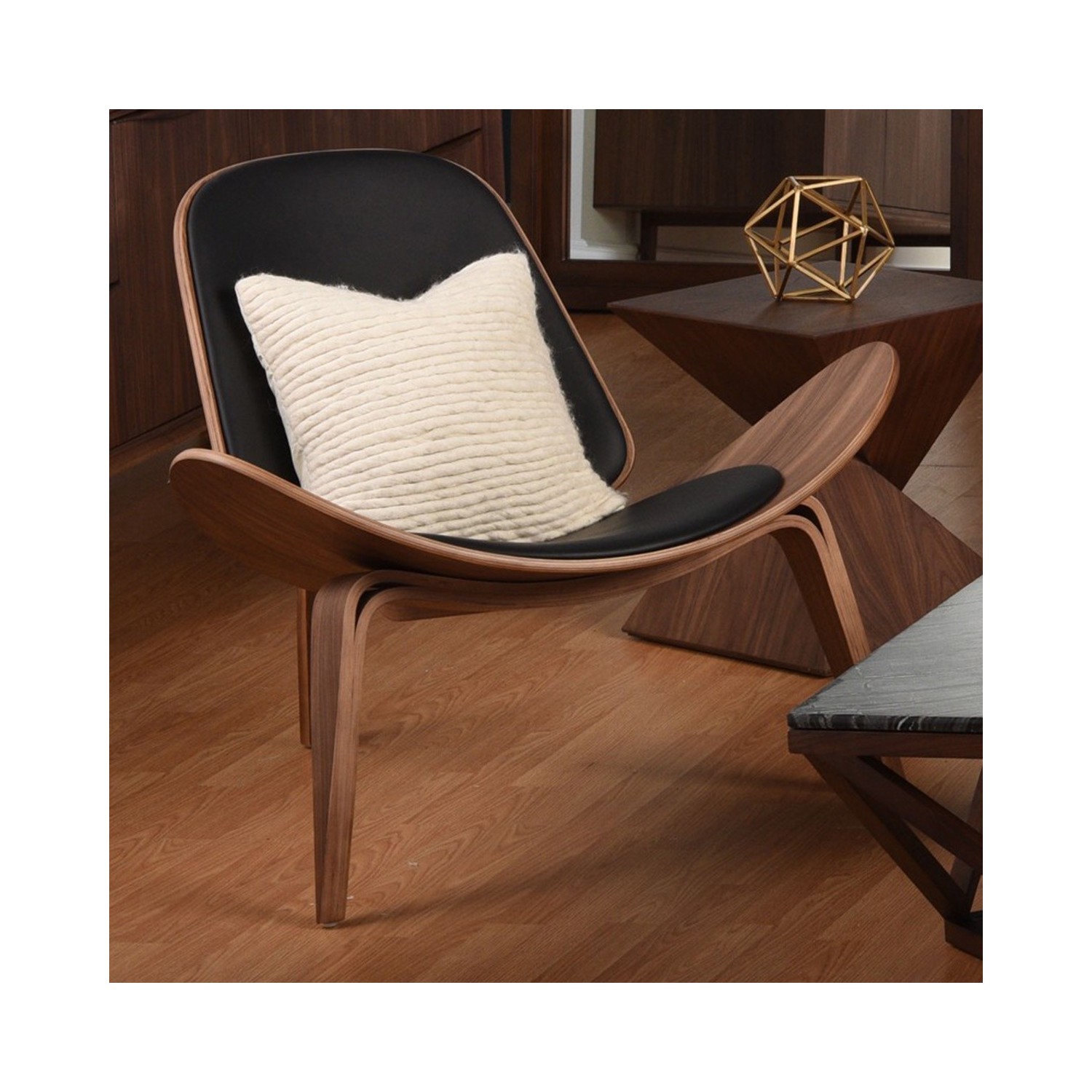 Réplica de la silla Shell Ch07 en madera de nogal