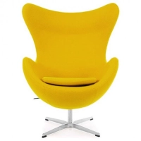 Réplique de la chaise Egg avec repose-pieds du designer Arne Jacobsen