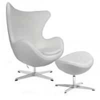 Replika židle na vejce s podnožkou od designéra Arne Jacobsen