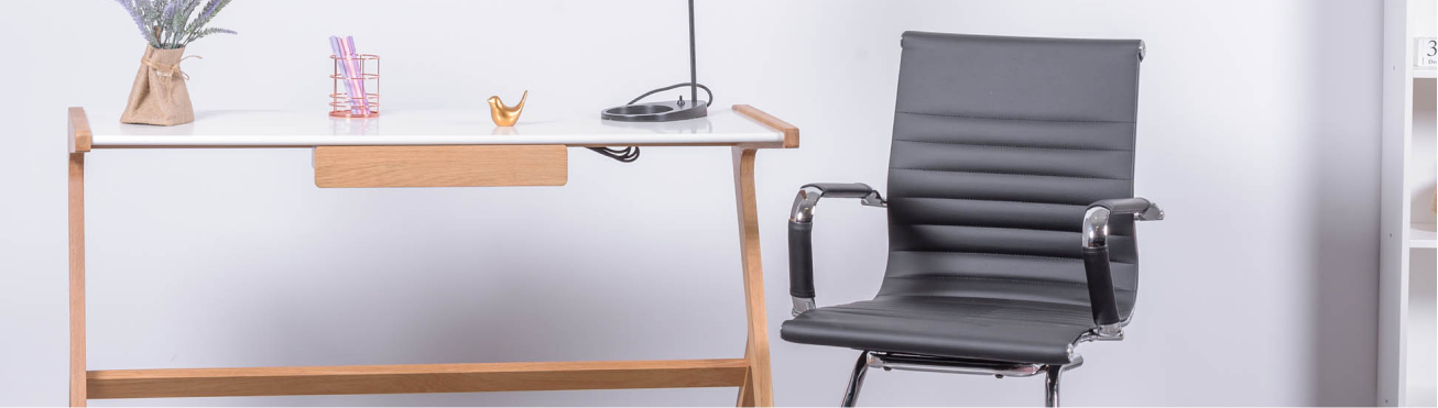 Office chairs replicas in real leather like the famous eames office chairs.